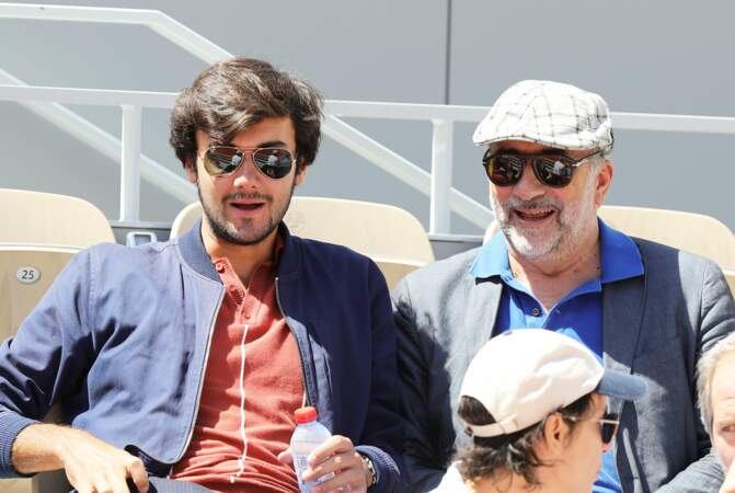 Antoine Duléry et son fils Pascal dans les tribunes de Roland-Garros le samedi 1er juin à Paris.