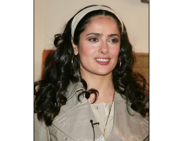 En 2006, elle adopte la mode du serre-tête