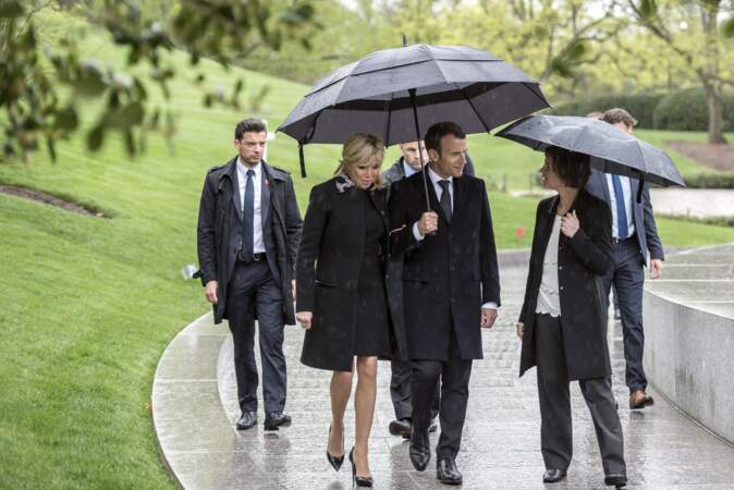 Brigitte et Emmanuel Macron et leur très charmant garde du corps aux États-Unis, le 23 avril 2018