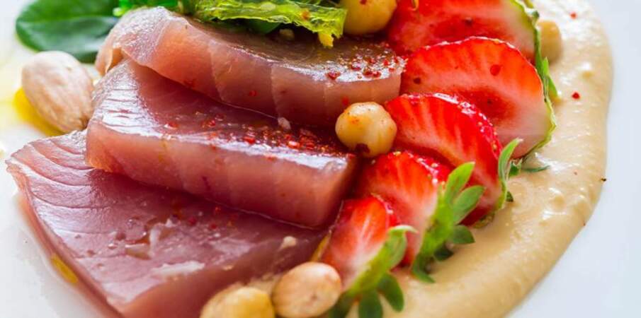 Carpaccio de thon, fraises et houmous de pois chiches