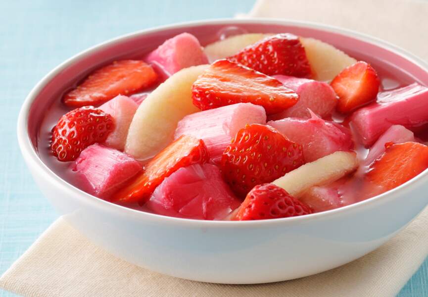 Salade de pommes et rhubarbe aux fraises
