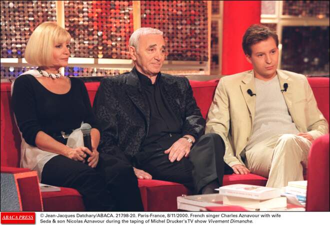 Charles Aznavour avec ses enfants Seda et Nicolas sur le plateau de Vivement Dimanche en 2000.