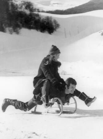 Jean-Paul Belmondo et Ursula Andress en vacances au ski, en 1967