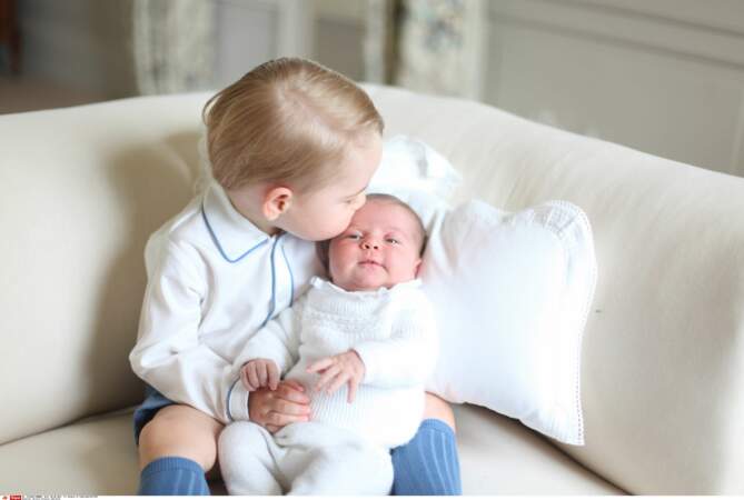 Charlotte de Cambridge dans les bras de son frère George, le 6 juin 2015