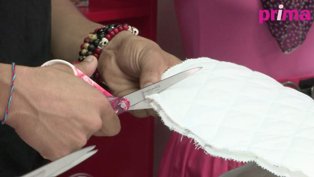 Crantez les bordures arrondies tous les 1,5 cm, sans couper la couture