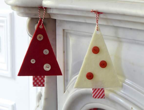 Une décoration de Noël tradi en rouge et blanc avec... Des sapins rouges et blancs à suspendre