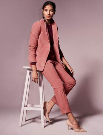 Tailleur pantalon en velours côtelé rose : l'ensemble élégant