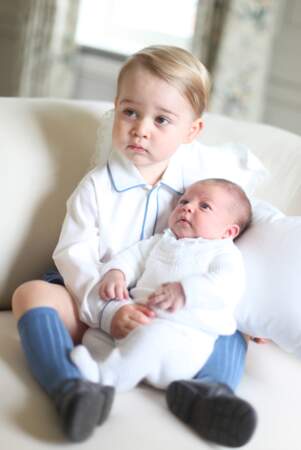 Le prince George et la princesse Charlotte : une harmonie de style en blanc et bleu