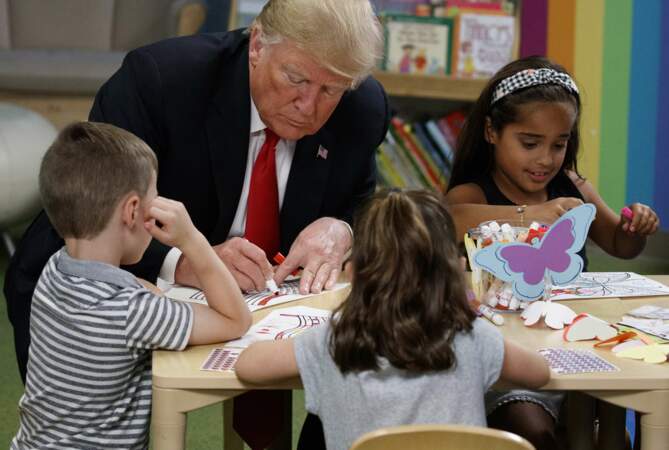 Donald Trump visite une école 