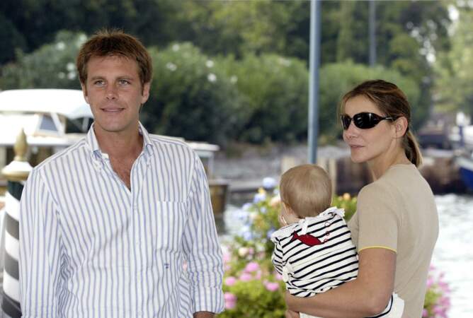 Clotilde Courau, Emmanuel-Philibert de Savoie, en août 2004, en compagnie de leur fille, la princesse Vittoria, née le 28 décembre 2003. 