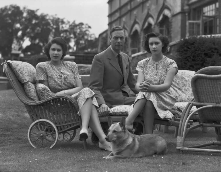 Le roi George VI avec ses filles Elizabeth et Margaret au château de Windsor, le 8 juillet 1946.