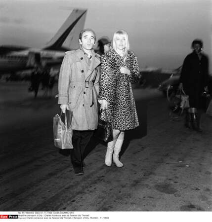 Charles Aznavour avec sa fiancée Ulla Thorsell à l'aéroport d'Orly, en novembre 1966.