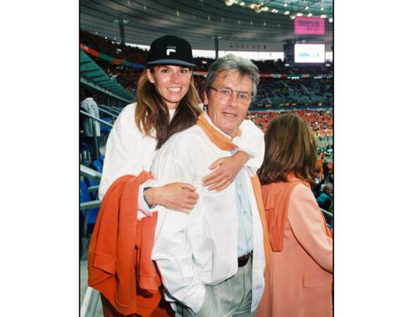 En 1998, il assiste à un match de la Coupe du monde de football avec sa femme Rosalie