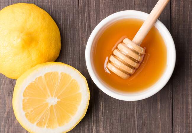 Un gargarisme anti-mal de gorge au jus de citron et miel