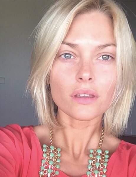Caroline Receveur, la star française de la télé-réalité tente un selfie zéro make-up