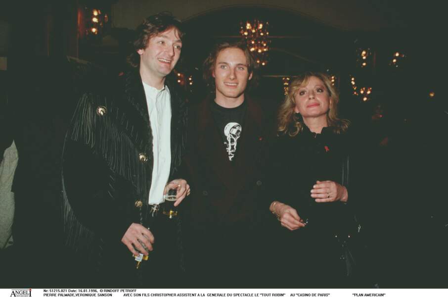 Pierre Palmade et Véronique Sanson avec Christopher Stills, le fils de la chanteuse le 16 janvier 1996.