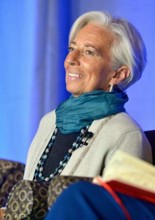 Un carré parfaitement brushé : on n’imagine pas une seconde Christine Lagarde autrement qu’avec sa crinière blanche