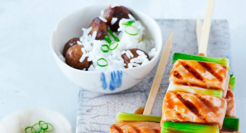Brochettes de saumon teriyaki, riz aux marrons