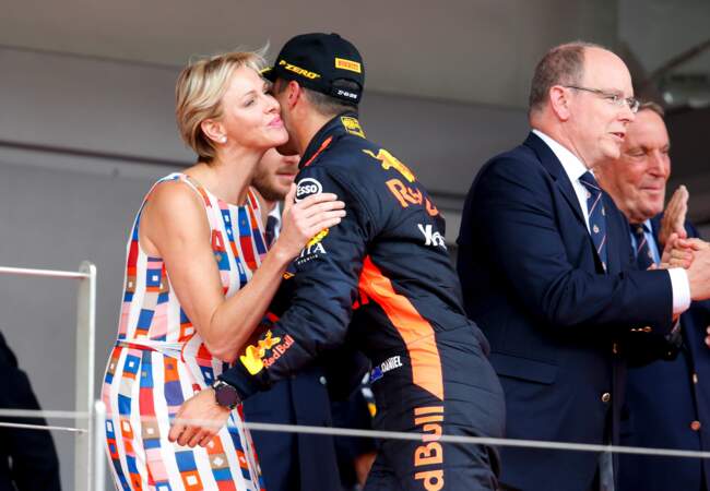 Charlène de Monaco félicite le vainqueur du Grand Prix : Daniel Ricciardo
