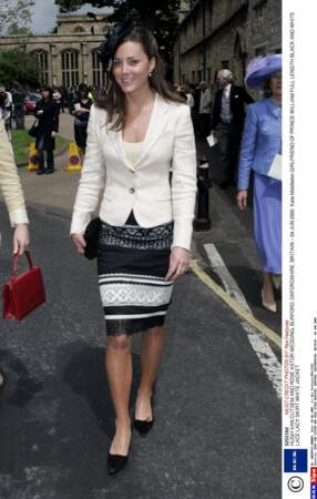 Kate Middleton en veste blanche et jupe graphique 