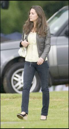 Kate Middleton : retour sur ses looks improbables et peu protocolaires avant de devenir duchesse