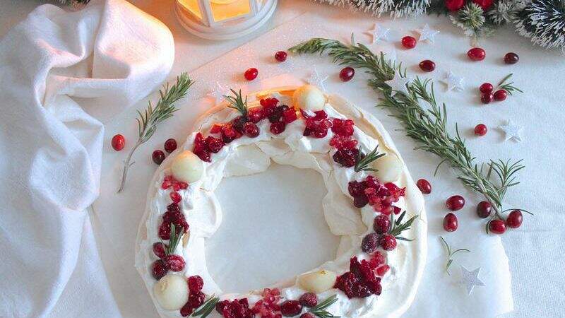 Pavlova vegan aux cranberries, grenade et poire en couronne de Noël