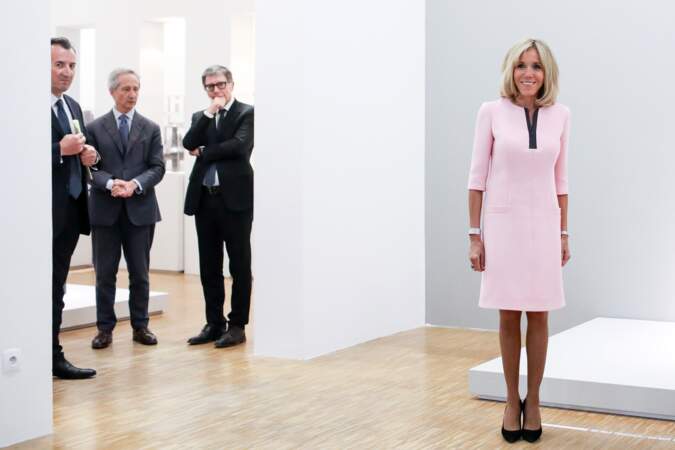 Brigitte Macron superbe en petite robe rose