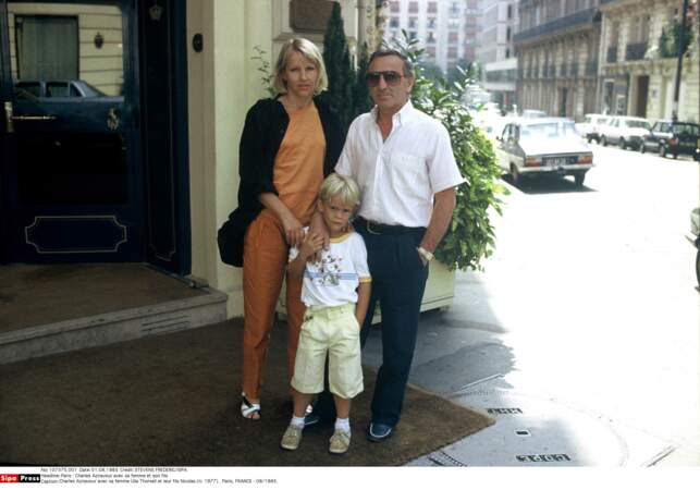 Charles Aznavour avec sa femme Ulla Thorsell et leur fils Nicolas, à Paris, en août 1983.