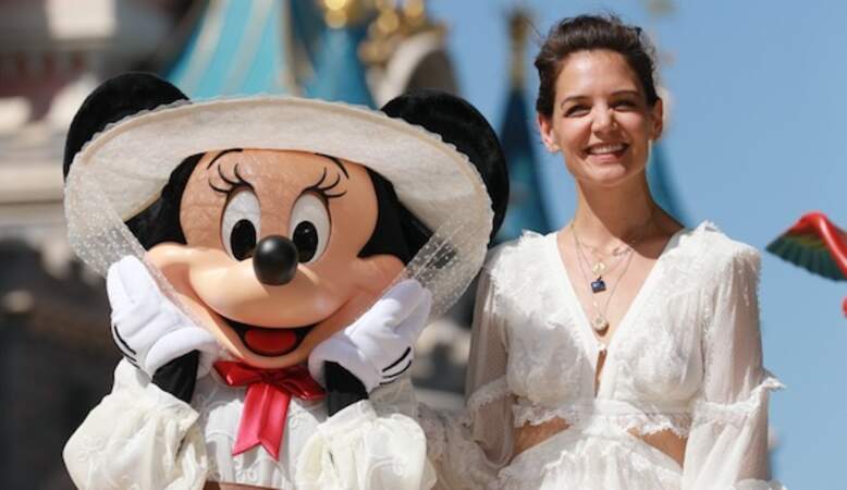 Katie Holmes fait honneur à la sortie du nouveau film Le Roi Lion à Disneyland Paris 