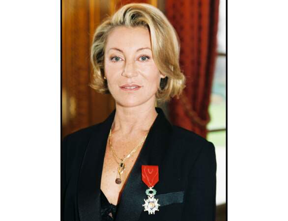 En 1998, elle est élevée au rang de chevalier de la Légion d'Honneur à 53 ans