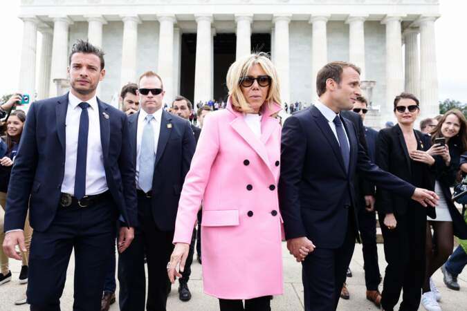 Brigitte et Emmanuel Macron et leur très charmant garde du corps aux États-Unis, le 23 avril 2018