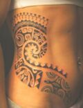 Tatouage maori sur le ventre 
