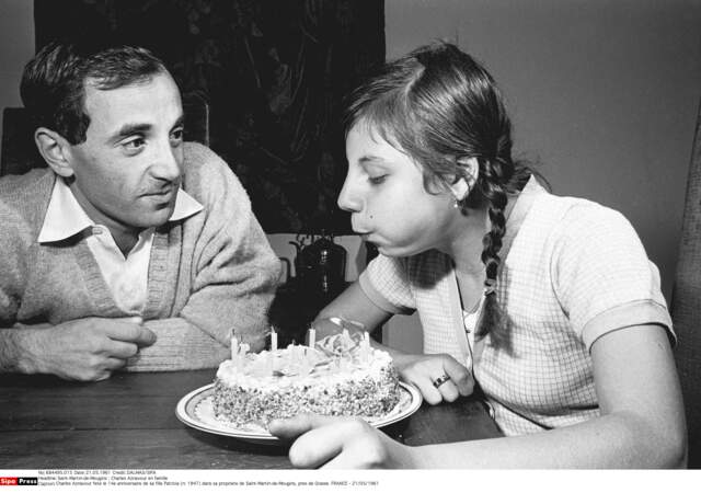 A Saint-Martin-de-Mougins, Charles Aznavour fête le 14e anniversaire de sa fille Patricia dite Seda en 1961.