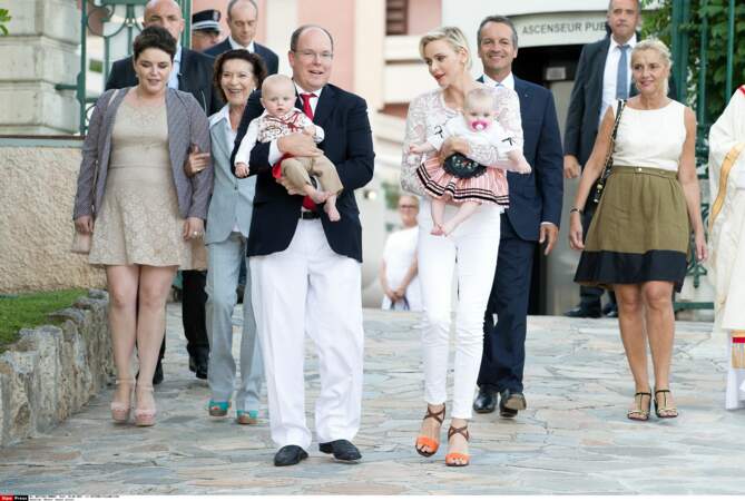 La petite famille en promenade dans Monaco