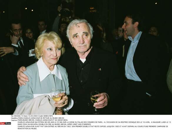 Charles Aznavour avec sa soeur Aïda au musée Grévin en 2004.