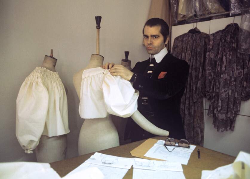 Karl Lagerfeld dans son studio parisien en 1979.