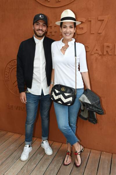 Cristina Cordula pose avec son fils Enzo au village de Roland-Garros 
