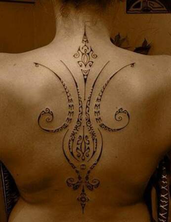 Un tatouage polynésien dans le dos 
