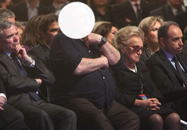 Qui est assis à côté de Bernadette Chirac ?