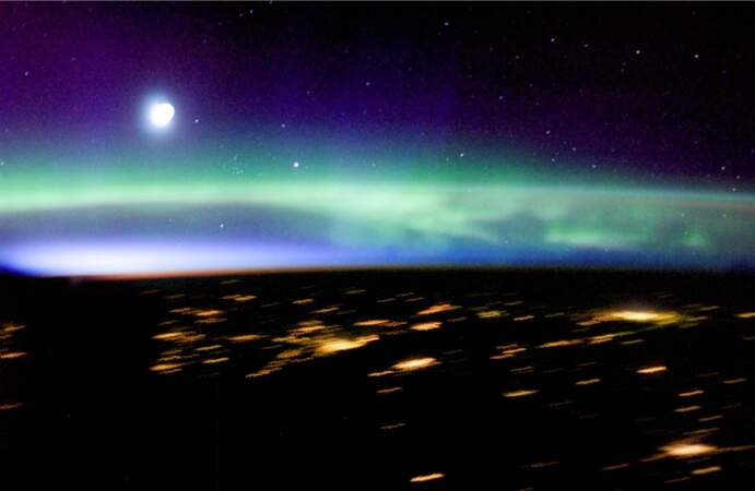 Observation d'une aurore boréale du pôle nord depuis la station spatiale internationale (2005)