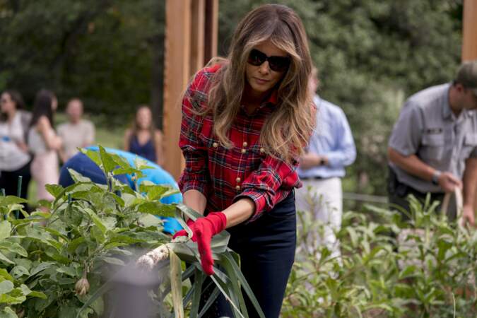 La First Lady avait enfilé sa tenue de jardinage ! 