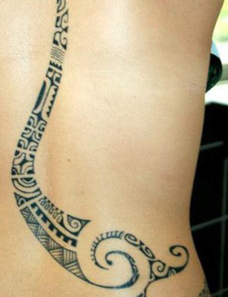 Tatouage maori sur le dos 