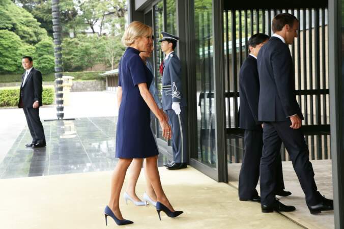 Brigitte Macron : son élégante robe droite bleu marine