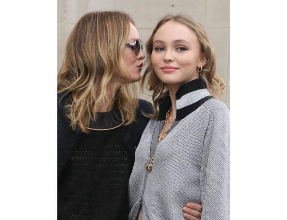 Le duo mère/fille pose ensemble avant le défilé Chanel en 2017