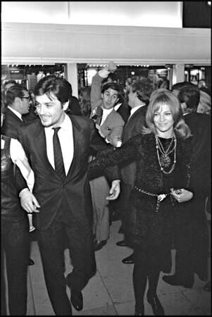 Alain Delon et sa femme Nathalie à la première du film "Samouraï"de Jean-Pierre Melville, en 1967...