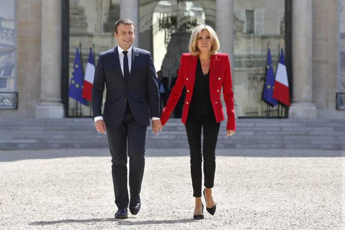 Bigitte Macron ose la veste militaire rouge