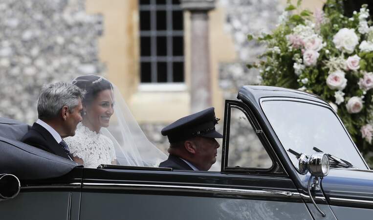 Pippa Middleton arrive à l'église St Mark accompagné par son père Michael Middleton