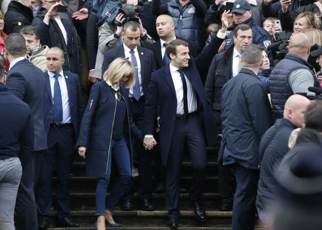 A la sortie de la mairie du Touquet, Emmanuel et Brigitte Macron sont acclamés comme de jeunes mariés.