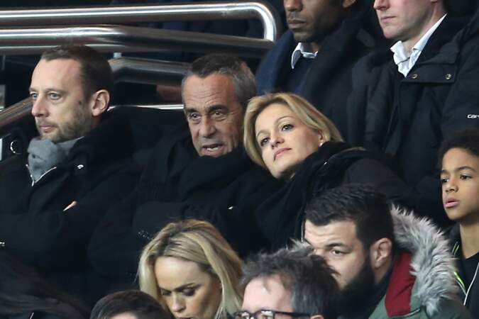 Thierry Ardisson et Audrey Crespo-Mara amoureux dans les tribunes du match PSG-Reims (2016)