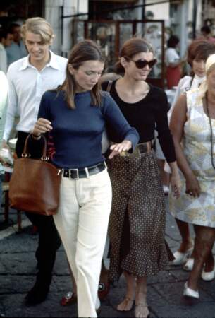 Lee Radziwill et sa soeur Jackie Onassis faisant du shopping à Capri en 1970.